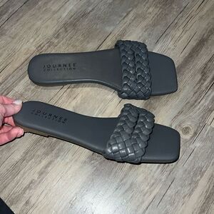 journee collection sandals